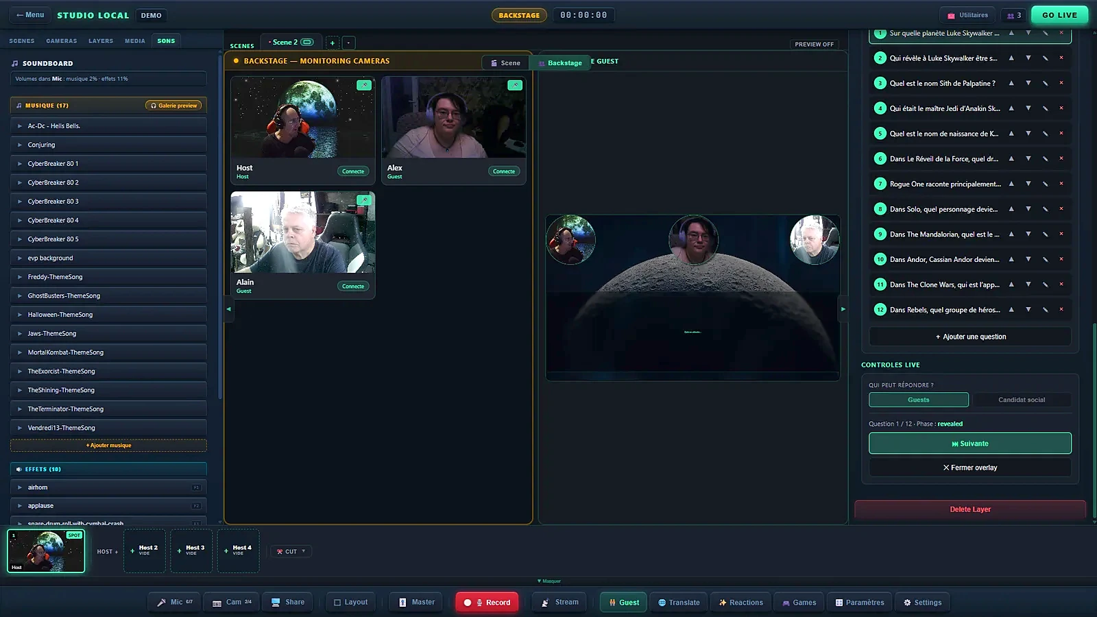 Vue Backstage de la regie : les cameras du host et des deux invites en vignettes de controle, chacune marquee Connecte, avant tout passage a l’antenne